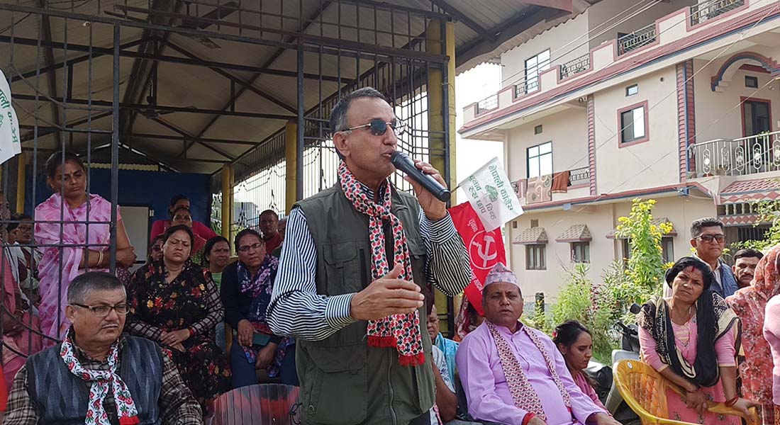 महेश आचार्य : जसले हराउने र आलोचककै पक्षमा भोट माग्दैछन्